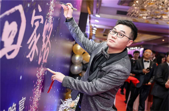 【高光“疫”事】勇敢逆行的特殊“网约车”——4001百老汇90后，用信念打通生命运输线